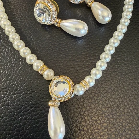 Elegant Pearl and Gold Jewelry Set - Picture 3 of 4